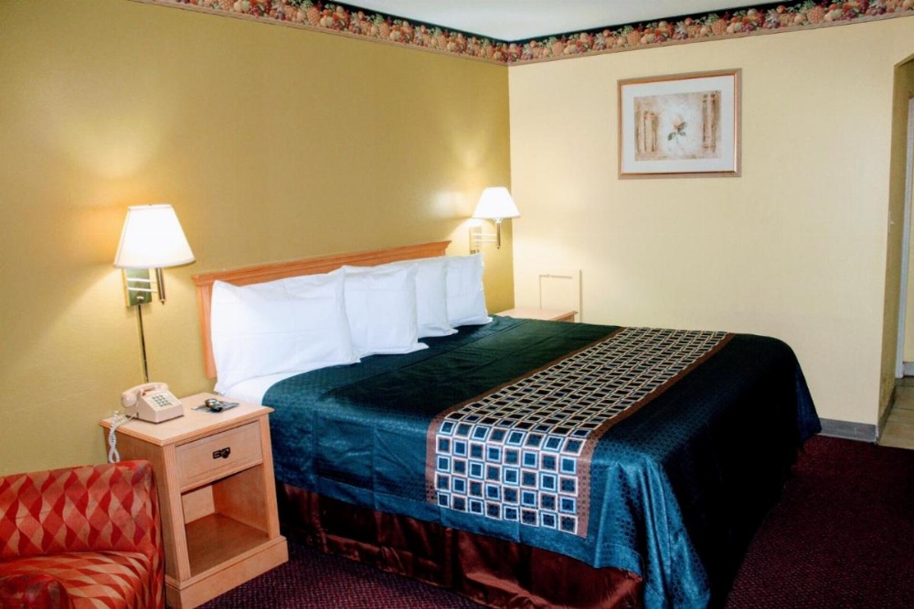 Hutchinson Inn Image 10